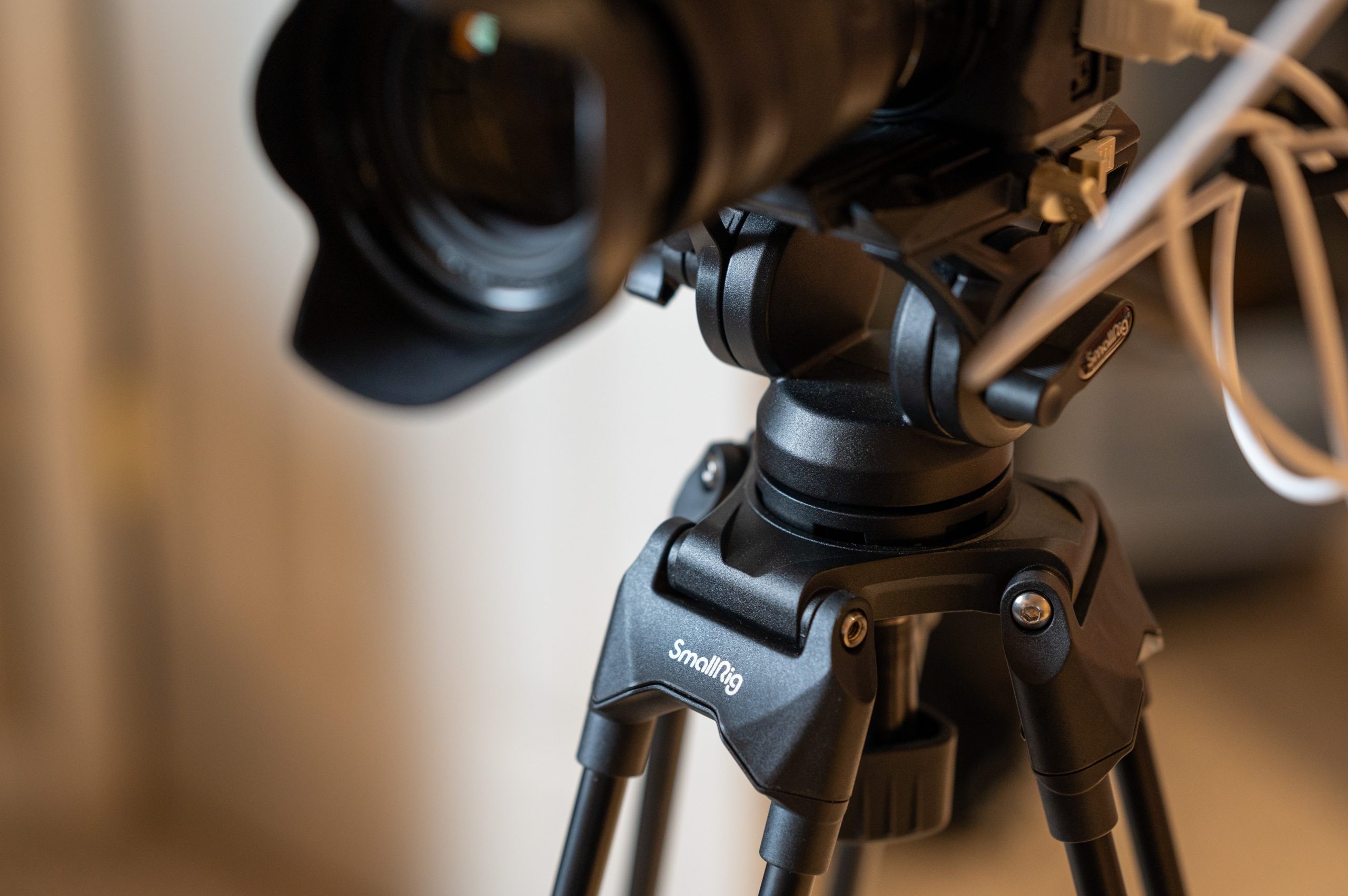 Close-up of the SmallRig AD-01 tripod’s head, showcasing its robust aluminum design, providing a stable platform for professional videography.